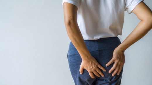 Een vrouw die lijdt aan een anale ziekte