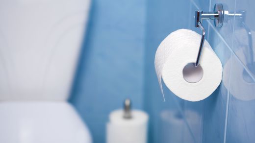 Toilettenpapier im blauen Badezimmer